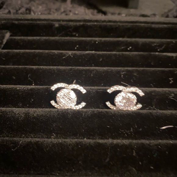 Elegant Silver Crystal Stud Earrings - Picture 6 of 6